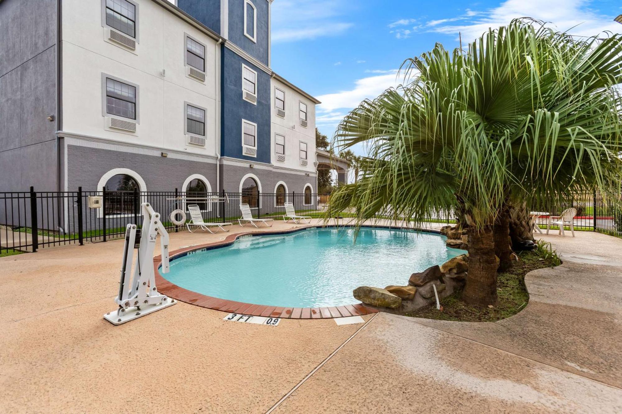 Econo Inn&suites Hotel